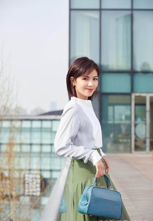 黑色当41岁刘涛同框40岁姚晨，终于明白女人气质比长相重要太多了