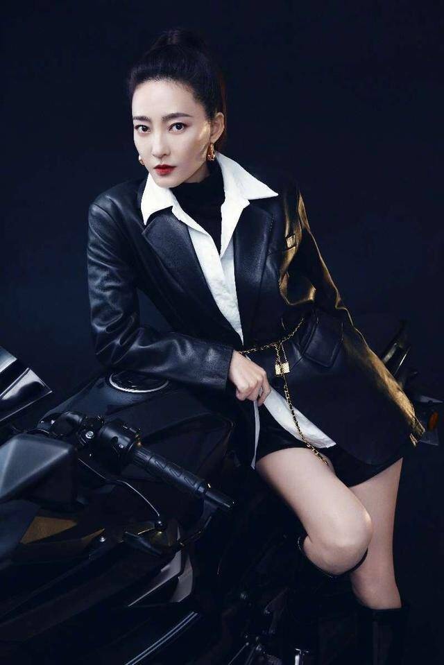 原创王丽坤机车女造型太飒了皮衣短裤高马尾筷子腿抢镜