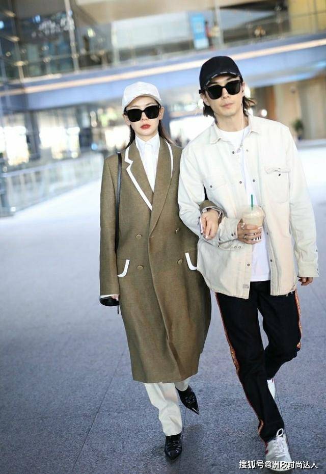 设计 戚薇李承铉又撒狗粮,机场穿搭化身摩登男女,不要太潮了
