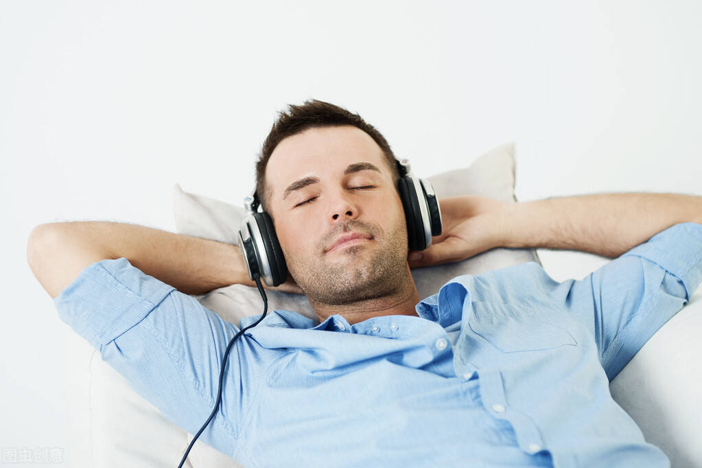 女子戴耳机听歌睡觉致耳聋耳机导致的听力受损无法逆转