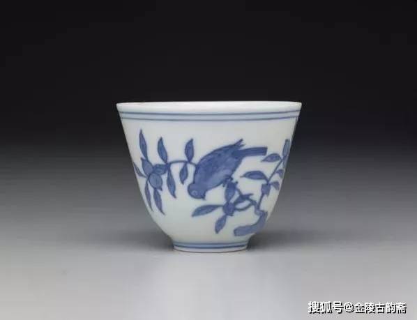 中国 大明成化年製  青花飛蝶文小壺 中国 大明成化年製 青花飛蝶文小壺 中国 大明成化年製 青花飛蝶