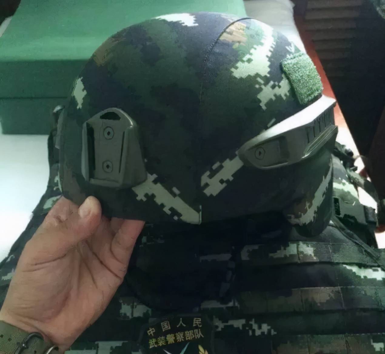 qgf11头盔配备了武警特战分队w