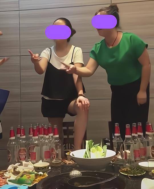 原創女子穿著短褲猜碼喝酒站在椅子上踩著桌子很霸氣毫無淑女形象