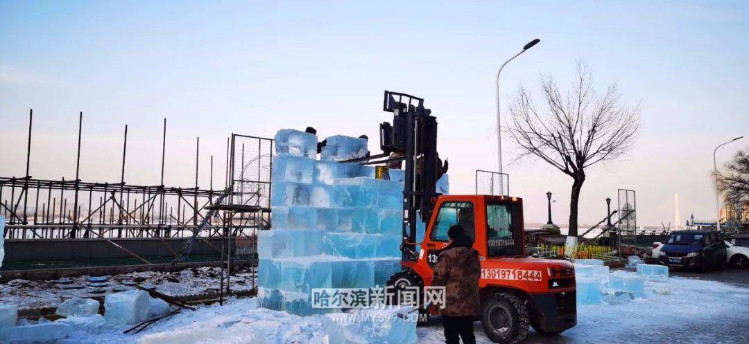 江畔|超宽大滑梯搭建中，雪房子有门窗了……沿江冰雪景观上新，超期待！