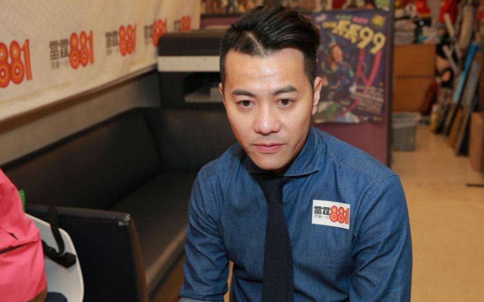 50岁新人梁汉文凭借七友一夜爆火为妻子放弃生儿育女