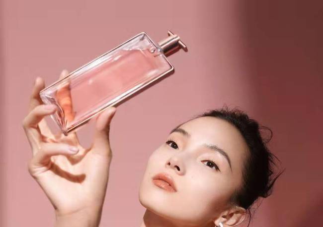 单眼皮雎晓雯广告照片遭恶评，定义审美变相貌攻击，小眼睛不再“高级”单眼皮女模特