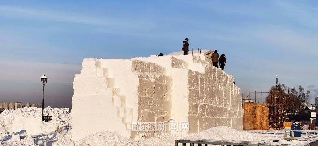 江畔|超宽大滑梯搭建中，雪房子有门窗了……沿江冰雪景观上新，超期待！