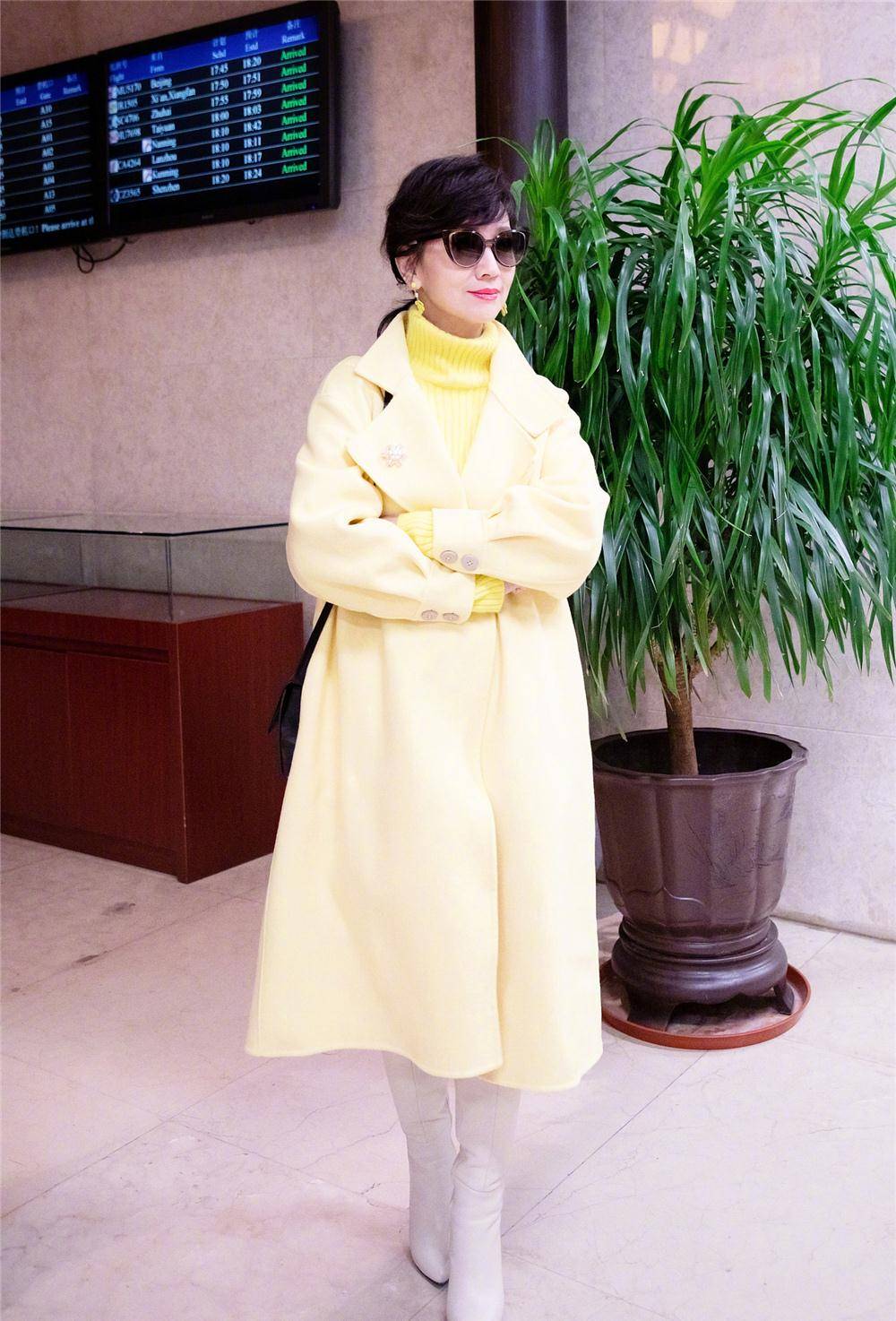 毛衣 赵雅芝春装造型又换新套路！黄毛衣配白长靴，这个65岁奶奶太会穿
