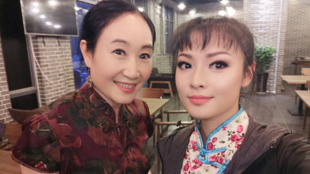 而潘结为了丈夫的事业,辞去了护士的工作,参加演艺培训班,只为了郭昶