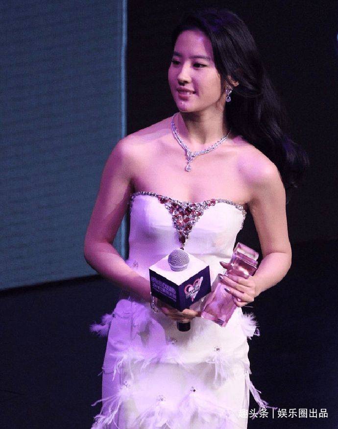 设计 刘亦菲出席活动旧照，穿露肩装气质优雅，侧身摆拍氛围感十足