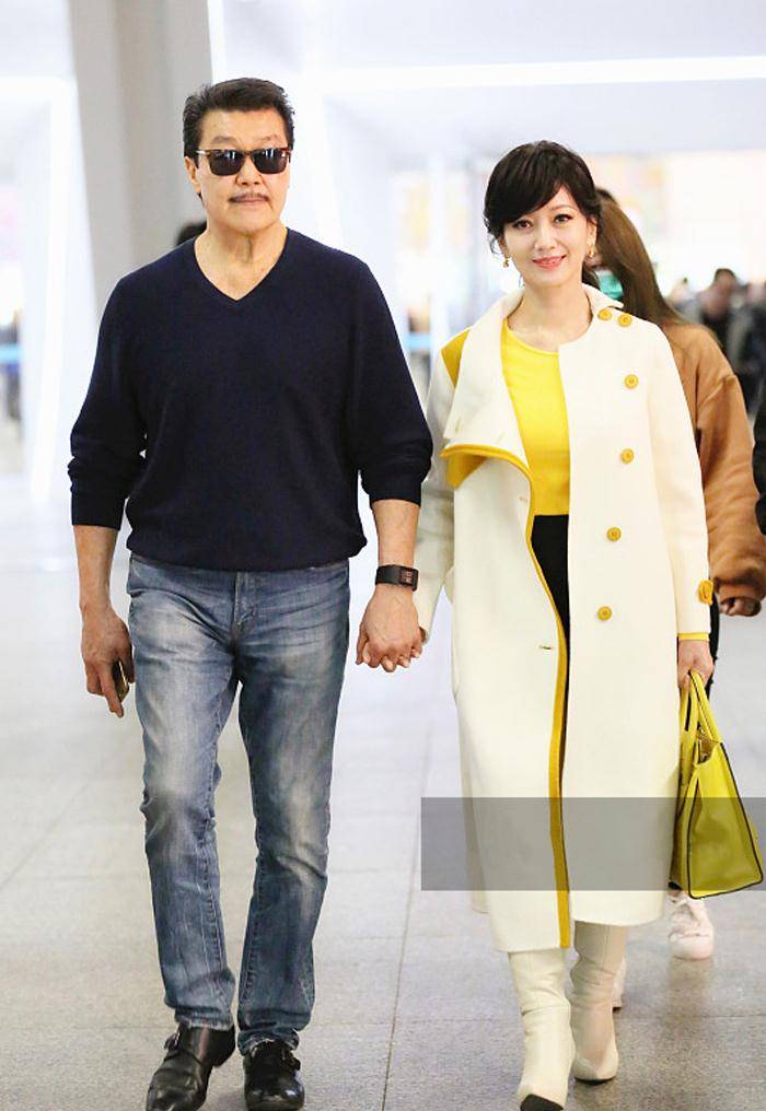 毛衣 赵雅芝春装造型又换新套路！黄毛衣配白长靴，这个65岁奶奶太会穿