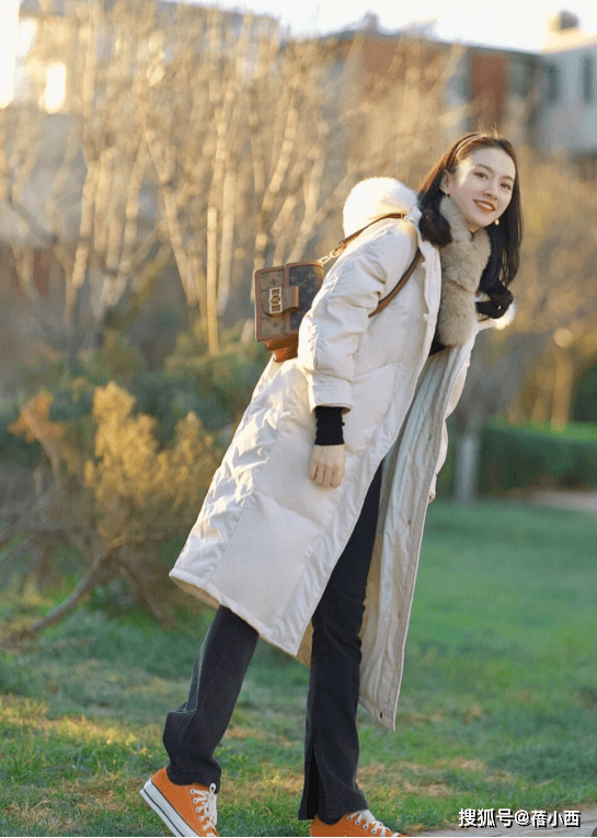 显得 羽绒服+牛仔裤才是绝佳cp！不管高矮胖瘦都能穿，认真过冬没错了