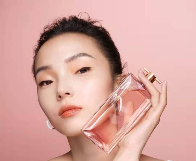 单眼皮雎晓雯广告照片遭恶评，定义审美变相貌攻击，小眼睛不再“高级”单眼皮女模特