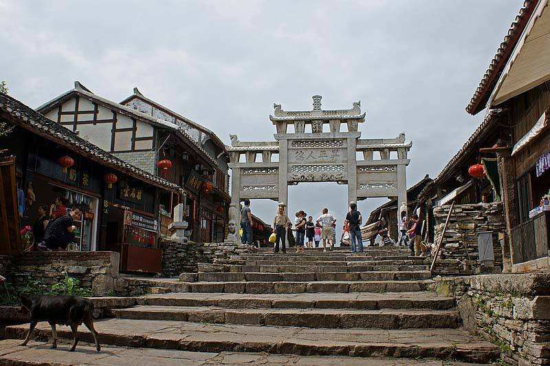 贵州有一个石头修建的古镇，当年为屯兵而建，现成了历史文化名镇