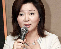 她是知名主持人,却遭遇丈夫出轨女儿被杀,6年做15