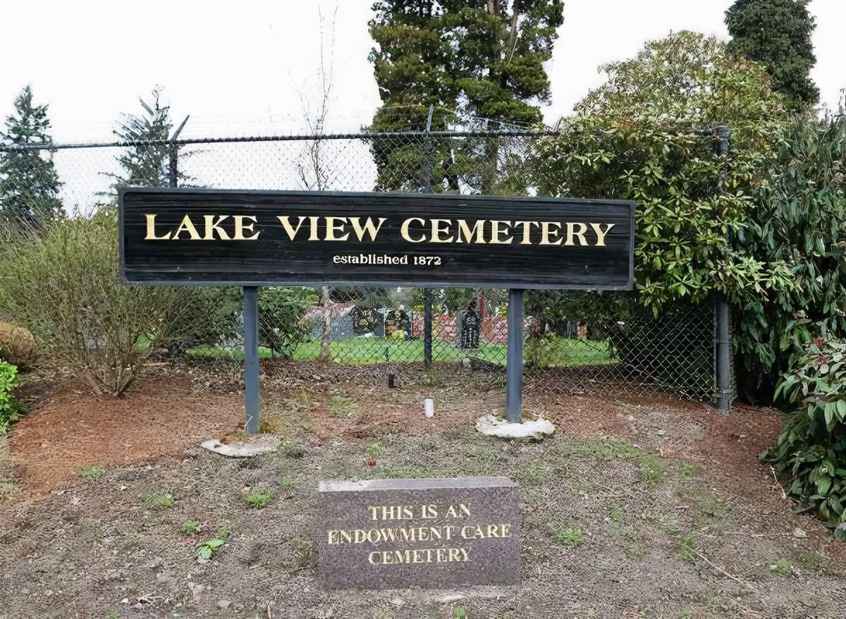 西雅图湖景墓地，葬着一位武术大师，墓上刻着一句很有哲理的名言