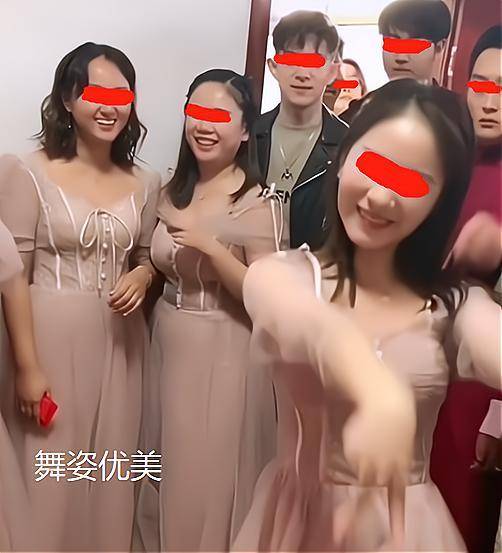 原创伴娘玩游戏抽到纸团亲伴郎被伴郎当场拒绝了不亲嘴就跳舞助兴