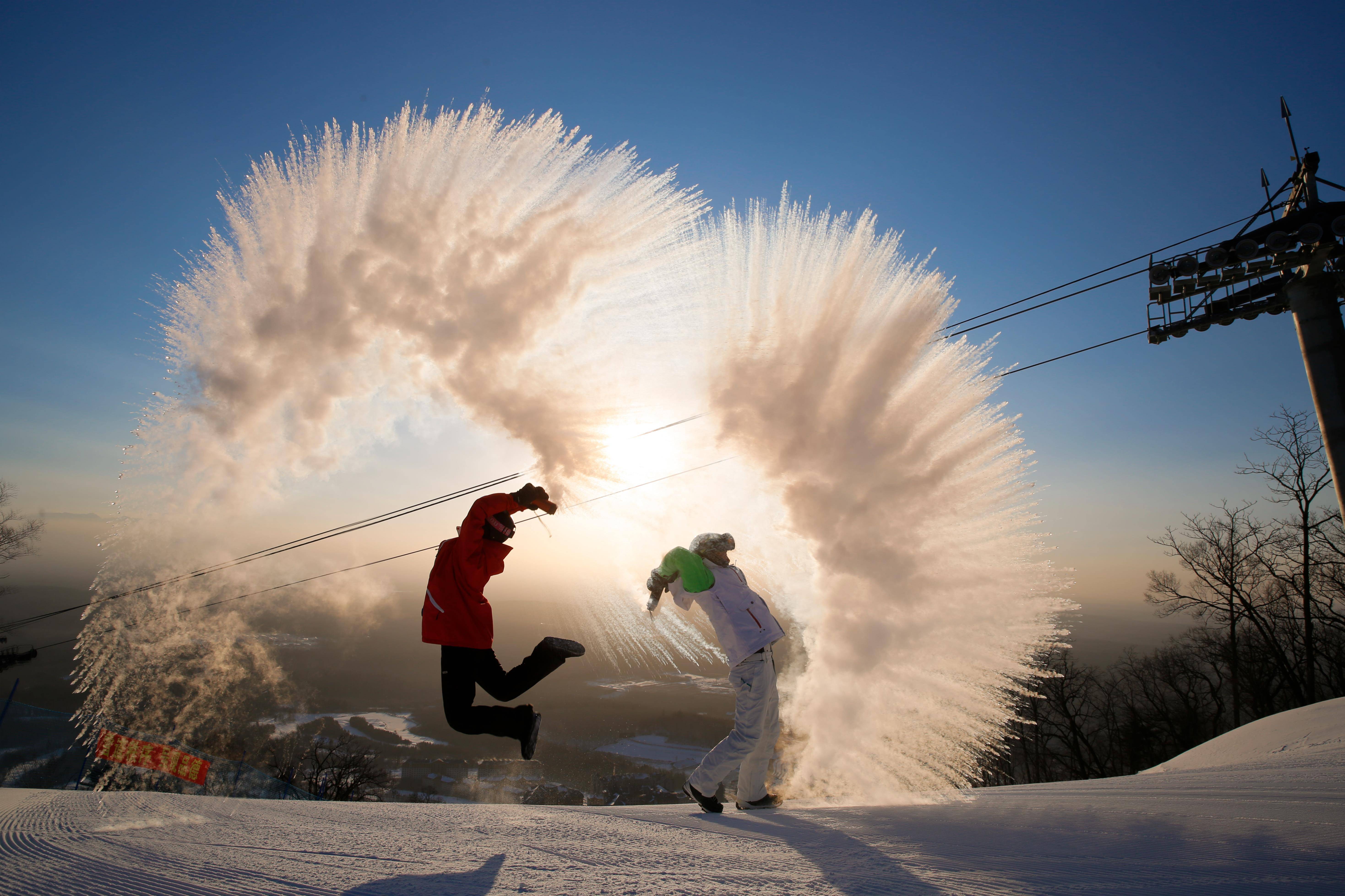 打雪仗照片真实图片