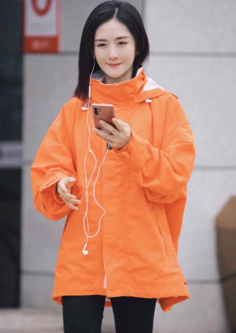 图案 谢娜的简约美真有看点,蓝衬衫配丸子头年轻又好看,太美啦