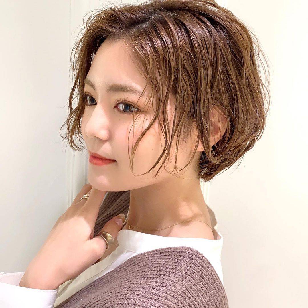 发型女发不用太夸张，选对才完美，白发阿姨这样剪很有气质