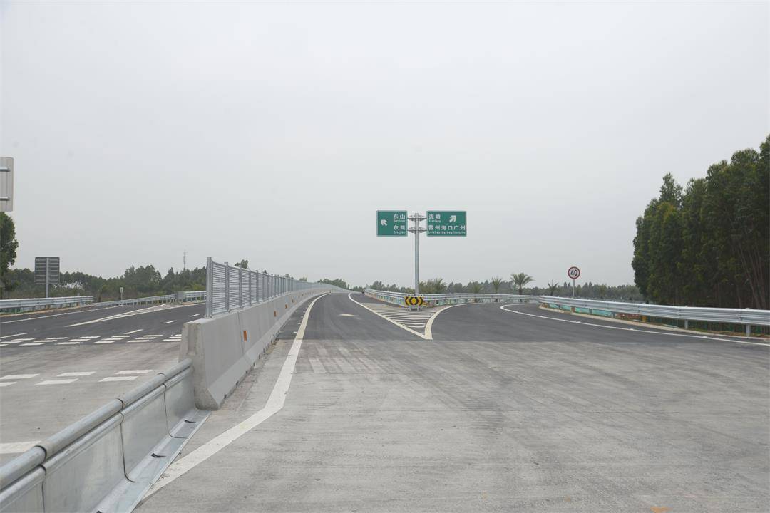 东雷高速即将通车记者抢鲜体验