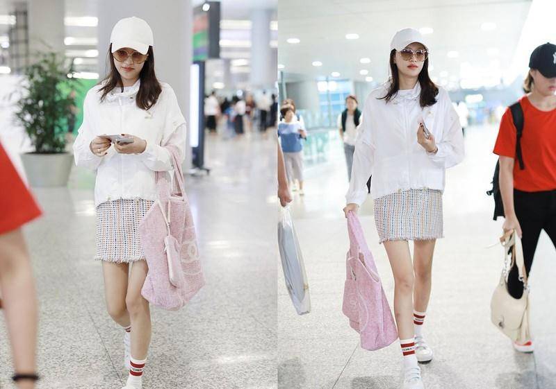 原创孙怡机场大玩清新少女风挎可爱粉色包包甜美似18岁少女