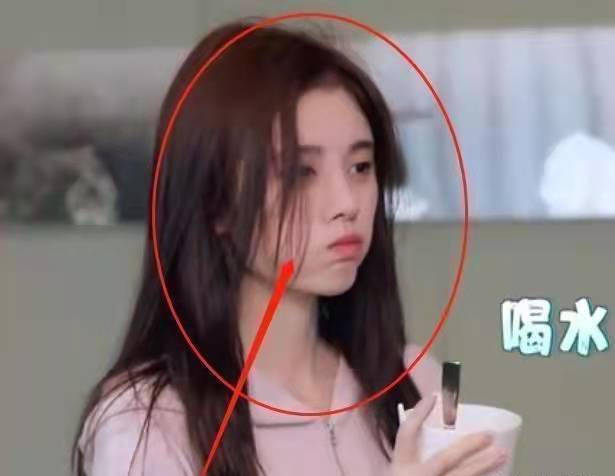 鞠婧祎明星所谓素颜暗藏多少“心机”？睫毛堪比苍蝇腿，脸和脖子有色差