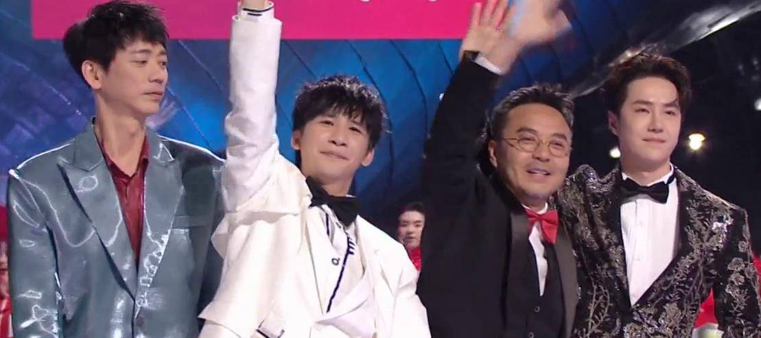 穿越|何炅和吴昕相拥，天天兄弟秀戒指，尴尬了多少人？