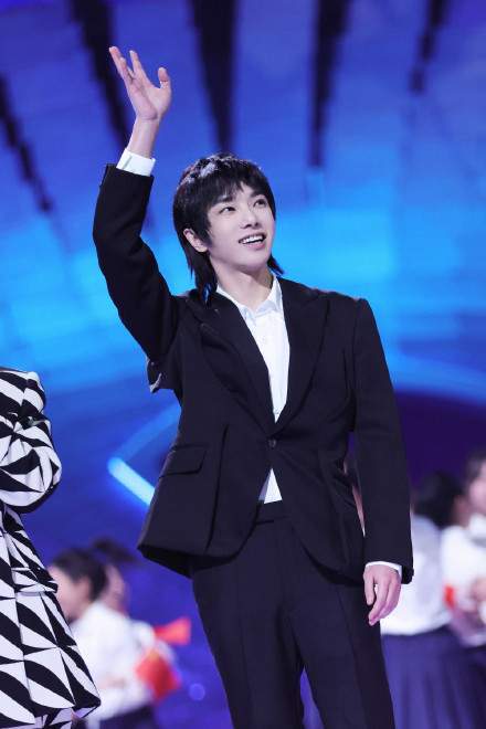 龚俊 跨年晚会男星造型：龚俊酷似费翔，王一博贵公子，蔡徐坤气场全开