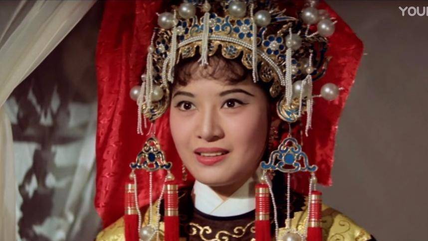 丁红眉深眼大,脸盘也较大,再加上剧组造型师为她