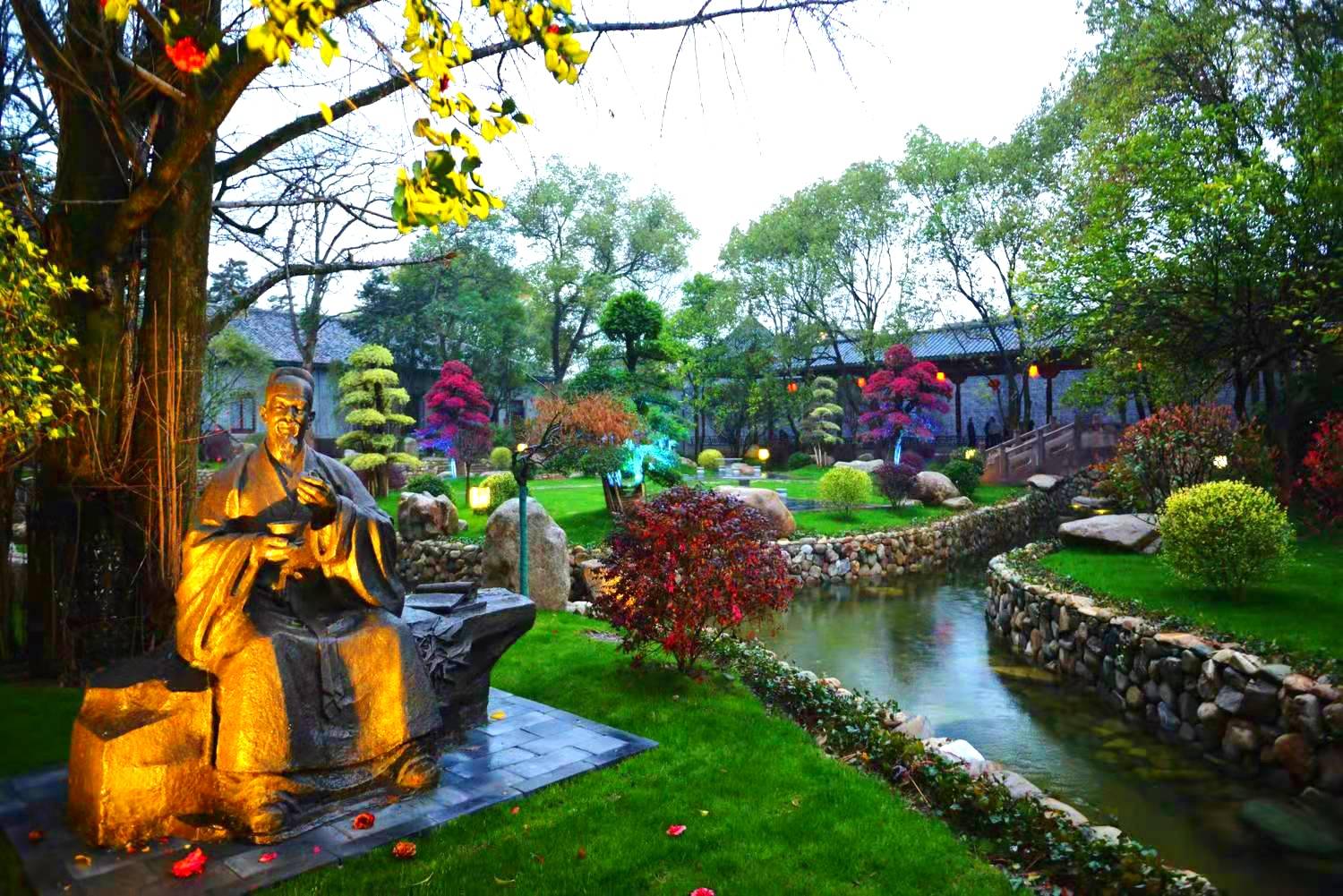 水网纵横交错,是典型的江南水乡,恩江古城的恩江古渡码头,六一桥,驼背