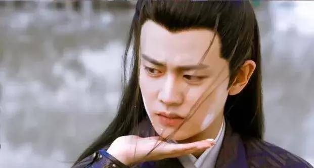 发型为什么迪丽热巴的脸上总有两根刘海?