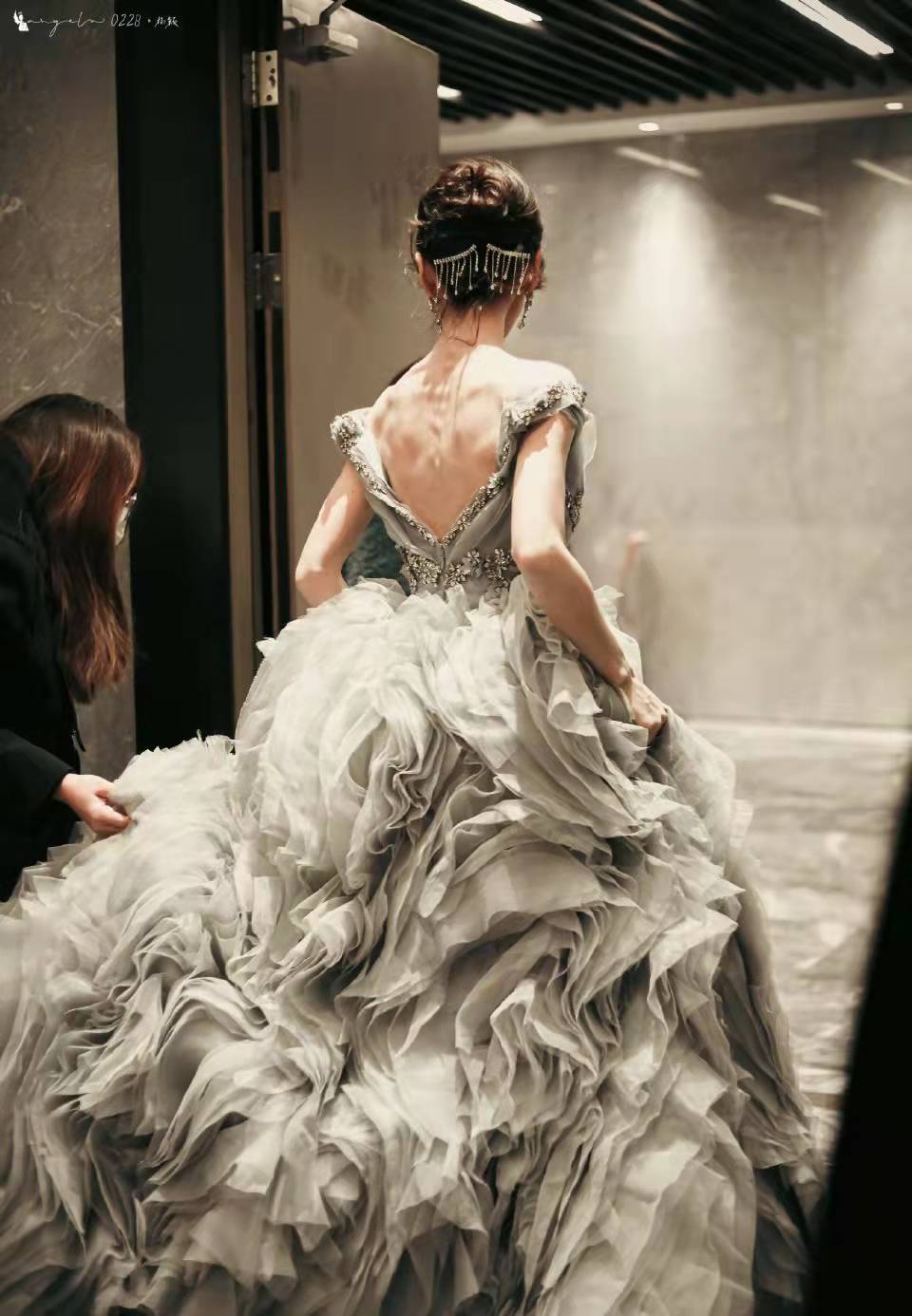 还是我们的女明星大手笔参加跨年穿的礼服都是高定的