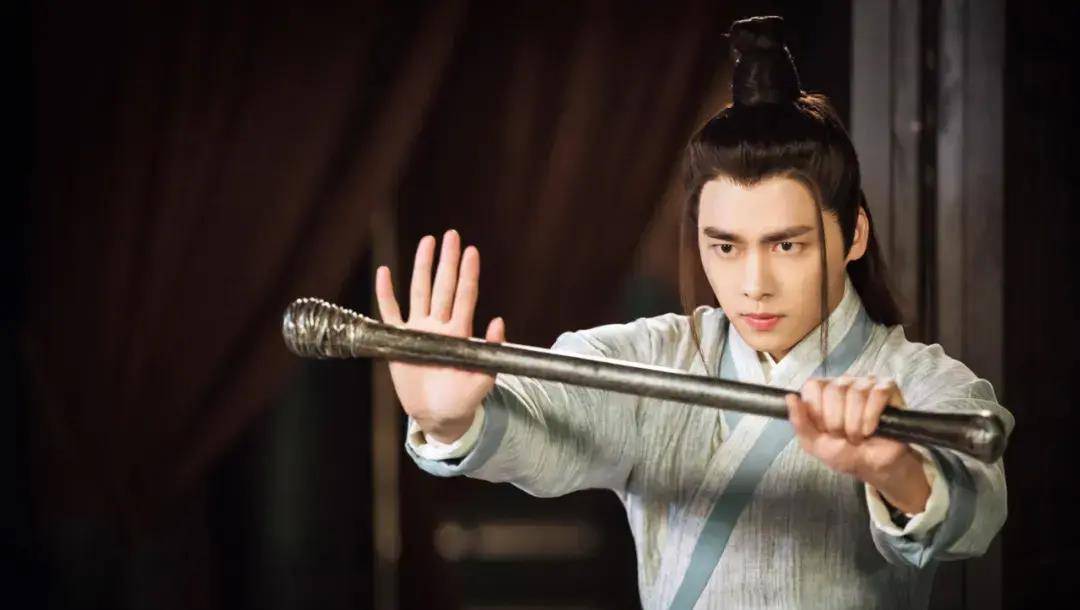 发型为什么迪丽热巴的脸上总有两根刘海?