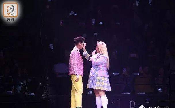 舞台|生命中重要的三个女人！许廷铿演唱会感动到哭