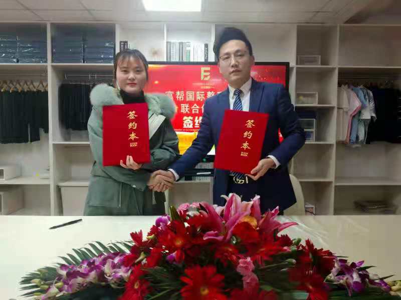 联合创始人李灿菲女士与陈高翔总监签约联合创始人周杨女士与陈高翔