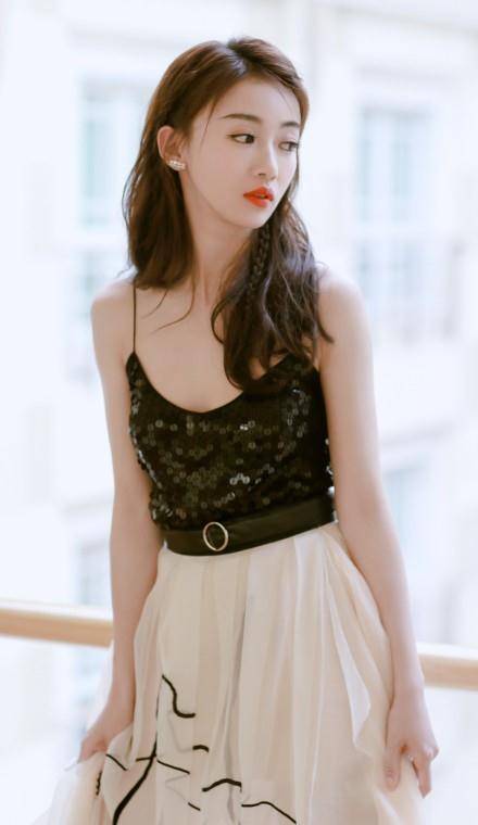 连换 吴谨言这次又美翻了，连换两套仙女裙清新灵动，28岁重新美回18岁