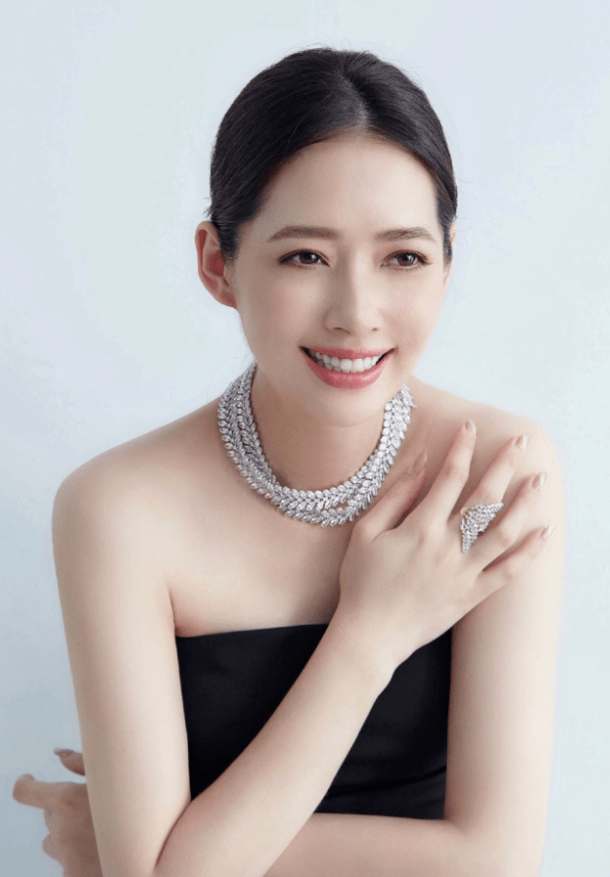 郭碧婷|“向太儿媳”郭碧婷：自己选的豪门婚姻，咬着牙也要撑到底