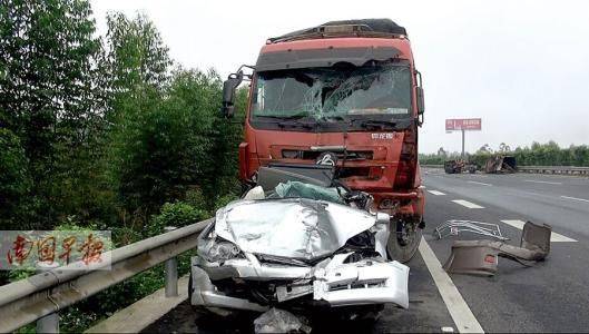 辽宁发生一起车祸,大货车压倒白色小轿车,20多岁女司机不幸遇难_事故
