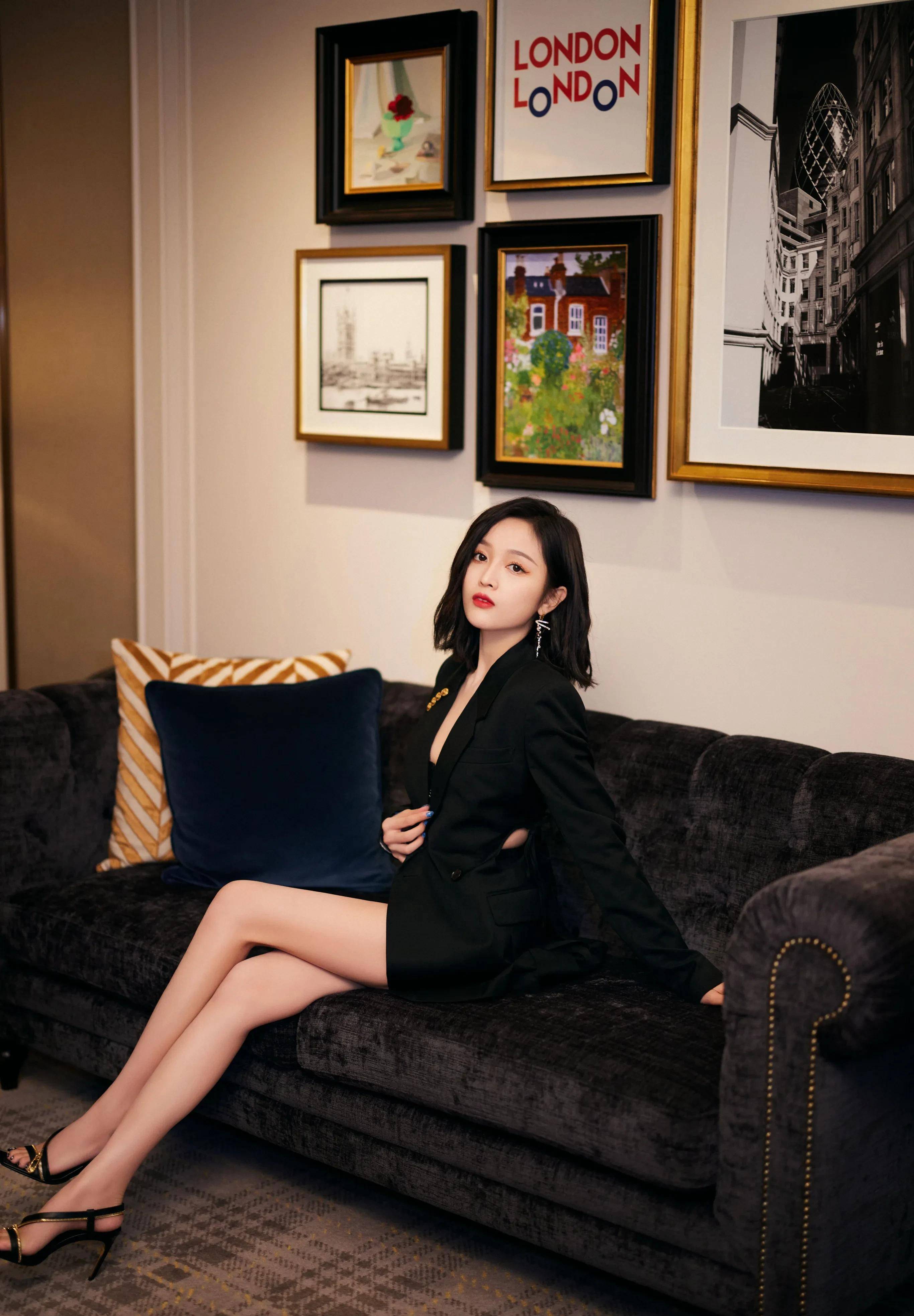 青春吴宣仪，青春活泼的女团美少女，精致颜值，犀利眼神，英气十足