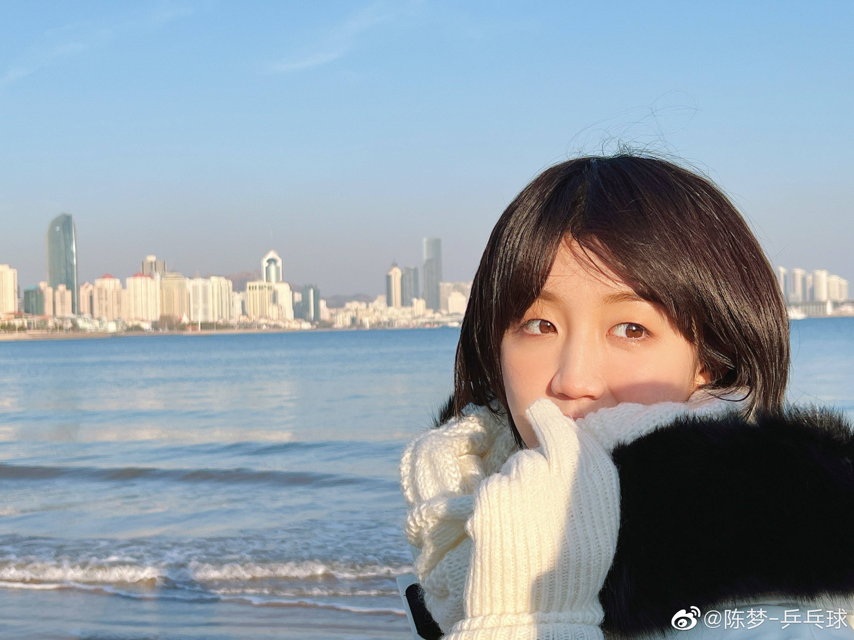 东京|美丽的奥运冠军！陈梦晒2022新照：28岁青岛姑娘一身白，活力四射