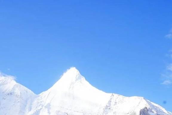 冬日里的稻城亚丁 漫山遍野开满雪花