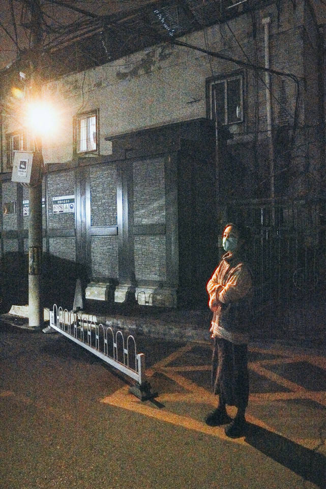 周迅 周迅街头随便拍都惊艳！裹着丝巾尽显高级感，人间香奈儿真不逊色