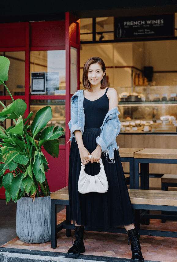 设计 陈自瑶获奖实至名归，私服穿衣好显嫩，开衫配长裙美成20岁的样子