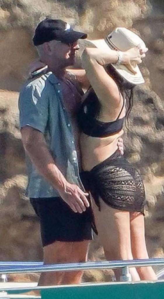 身材 世界首富的51岁未婚妻身材垮了！露背吊带暴露大肚腩，与前任同框