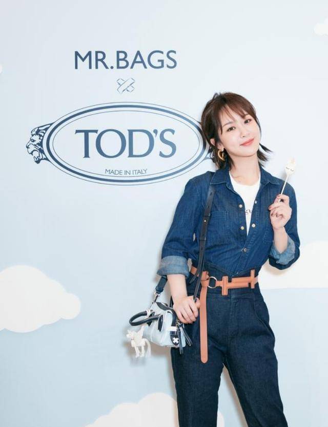 毛衣 杨紫时尚审美真不差，毛衣配皮裤甜美可爱，扎着马尾还宛如17岁