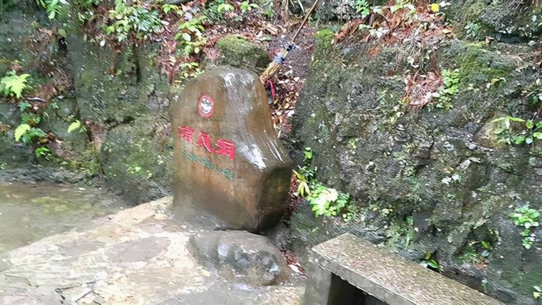 地貌,靠着地质运动形成了一个小洞,后来在70年代"梅花计划"的兴起