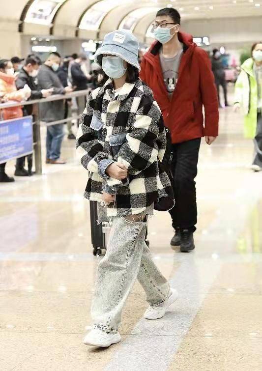 整体 小沈阳一家三口走机场,老婆打扮土味大钻石却抢镜,女儿好潮