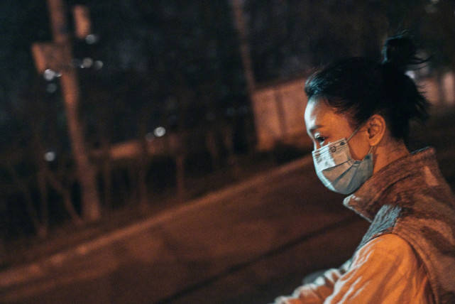 周迅 周迅街头随便拍都惊艳!裹着丝巾尽显高级感,人间香奈儿真不逊色