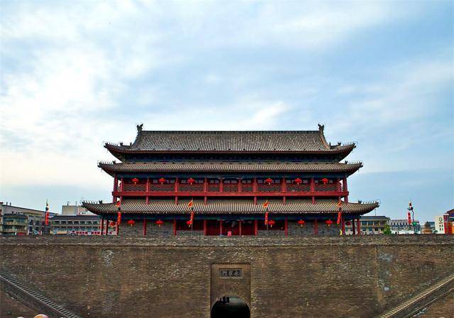 赔得起吗？游客攀爬西安600年古城墙拍照，墙体砖块碎片散落一地